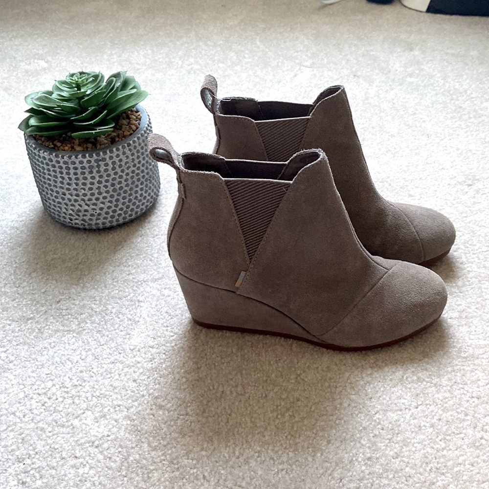 Tom's Kelsey Wedge Boots Size 6.5. Great Condition!
